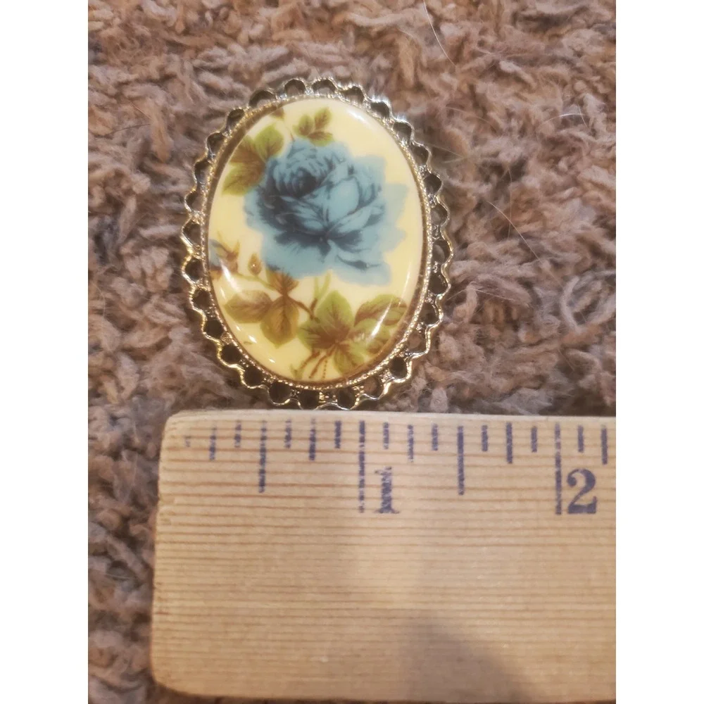 Vintage Blue Rose‎ Brooch Gold Tone Scalloped Oval Floral Pin Pendant 1.5 Inch